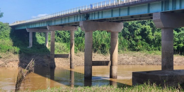 Ponte do Rio Caeté é interditada por risco de colapso e travessia está sendo realizada por balsa