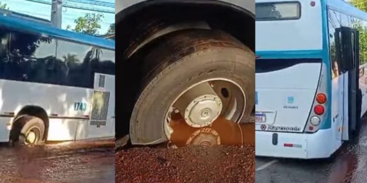 Rompimento de adutora causa afundamento de asfalto e danifica ônibus na Avenida Sobral