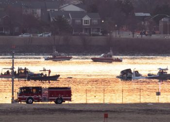 Não há sobreviventes, diz chefe dos bombeiros sobre acidente com avião e helicóptero nos EUA