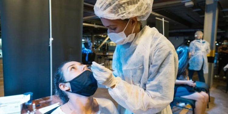 Casos de Covid-19 no Brasil têm maior alta em 10 meses, com quase 73 mil novas infecções