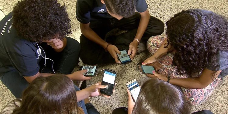 Governo do Acre publicará orientações sobre restrição do uso de celulares nas escolas