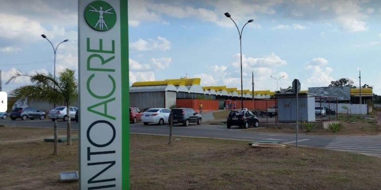 Servidores do Into-AC denunciam que diretora cursa medicina no horário de expediente