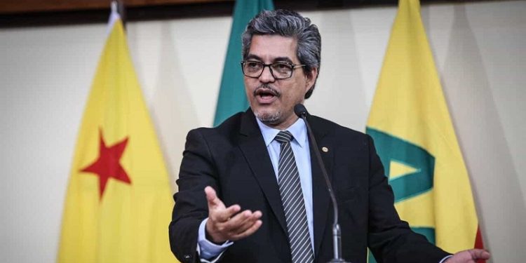 Deputado leva decreto sobre videoaula de concurso da Educação ao TCE-AC