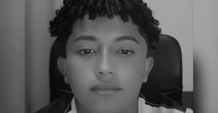 Autoridades e pessoas próximas prestam homenagens a jovem assassinado no bairro Taquari neste domingo (16)