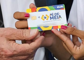 Estudantes do ensino médio recebem 1ª parcela do Pé-de-Meia; mil reais para aprovados no Enem