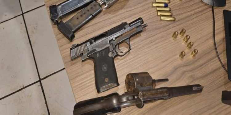 Após fuga de suspeitos durante patrulhamento, três armas de fogo são apreendidas em Acrelândia