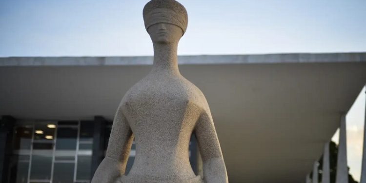 Lei Maria da Penha se estende a casais homoafetivos e mulheres trans