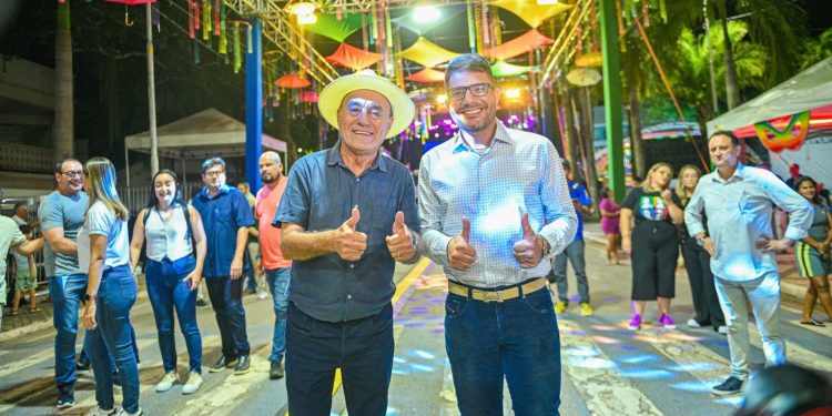 “Melhor carnaval que Rio Branco já realizou”, diz Bocalom em visita ao circuito carnavalesco