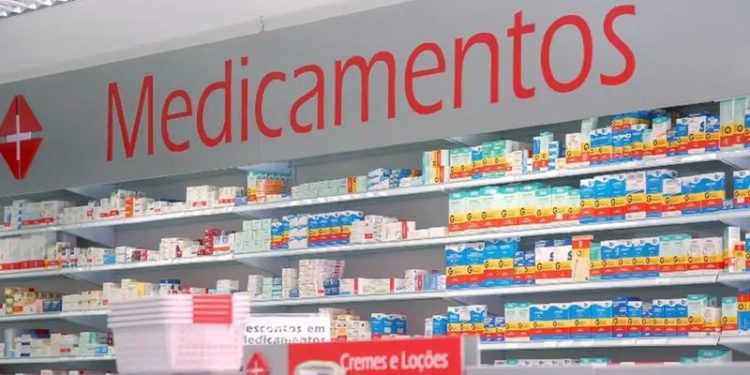 Entidades criticam permissão para farmacêutico prescrever medicamento