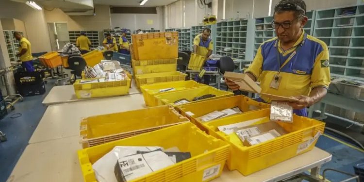 Bairros de Rio Branco têm entregas dos Correios alteradas por causa da cheia do Rio Acre