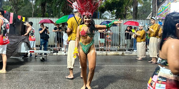 Karol Bombom desfila sob chuva e impressiona como rainha do Bloco Sambase no Carnaval da Família 2025