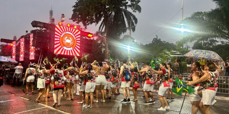 “Chuva prejudicou na qualidade que queríamos apresentar”, diz presidente do Bloco Sambase durante desfile