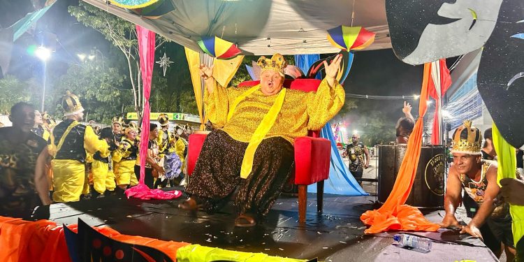 Rei Momo Josemir Nogueira retorna ao desfile após 20 anos e emociona foliões no Carnaval da Família em Rio Branco