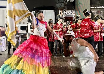 “Amo o Carnaval desde criança. É uma paixão que vem de longe”, diz porta-bandeira do Bloco Sem Limites