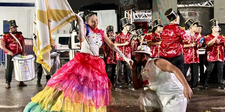 “Amo o Carnaval desde criança. É uma paixão que vem de longe”, diz porta-bandeira do Bloco Sem Limites