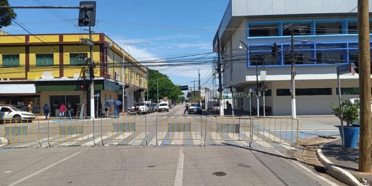 Avenida Getúlio Vargas segue interditada para desmonte da estrutura do carnaval 2025