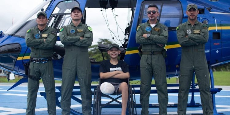 Jovem que luta contra câncer tem sonho de voar em helicóptero realizado no Acre