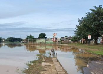 Nível do Rio Acre sobe e se mantém acima da cota de transbordamento nesta quinta (13)