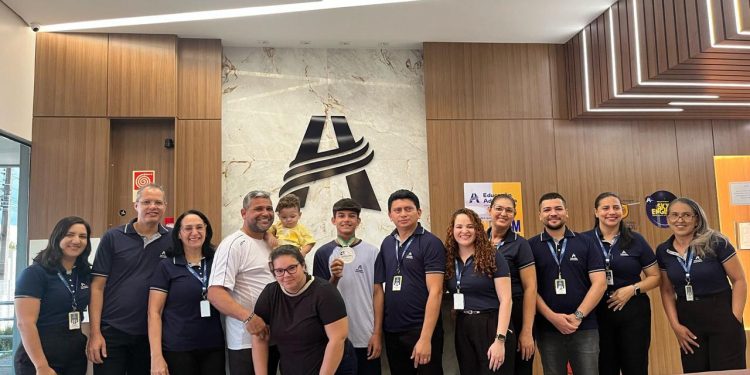 Acreano é recebido com aplausos na escola após conquistar prata no principal evento de Taekwondo do país