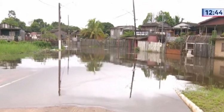 Ruas dos bairros Seis de Agosto e Taquari estão sob risco de isolamento após cheia do Rio Acre