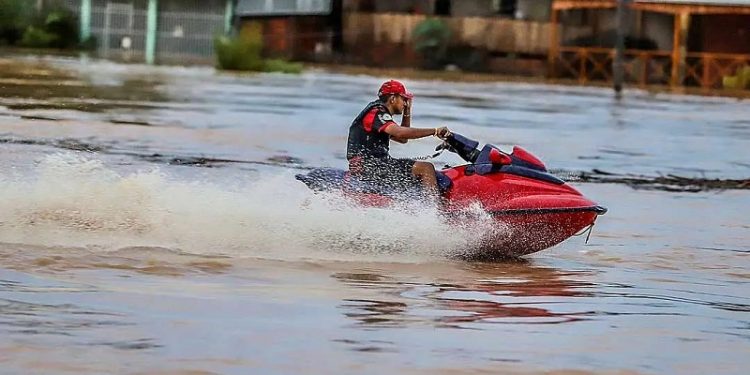 Projeto de lei propõe proibição do uso recreativo de jet skis e lanchas durante enchentes