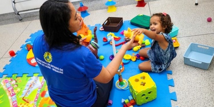 Acre sanciona três leis voltadas à saúde, educação e segurança de pessoas com TEA