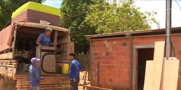 Casas comprometidas após cheia do Rio Acre deixam famílias desabrigadas