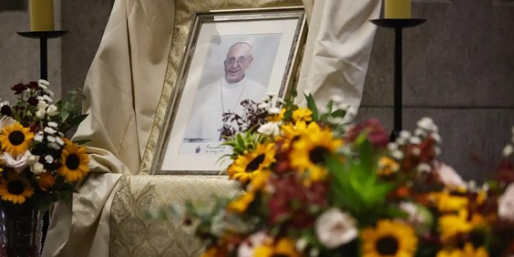 Vaticano confirma morte do papa por AVC e colapso cardiovascular