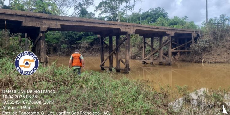 Defesa Civil de Rio Branco libera ponte do Igarapé Redenção para trânsito de ônibus escolares após vistoria