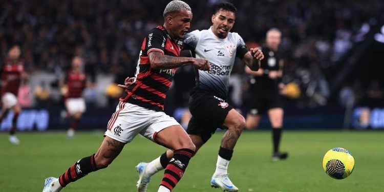 Flamengo defende sequência positiva contra o Corinthians neste domingo (27)