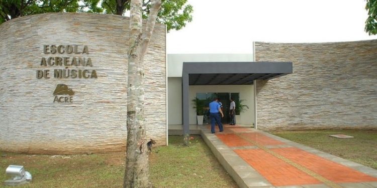 Oficina gratuita sobre autogestão na carreira musical é realizada na Escola de Música do Acre