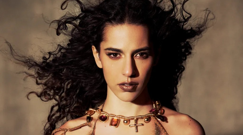 “Coisas Naturais” é arte ou apenas um delírio estético de Marina Sena?