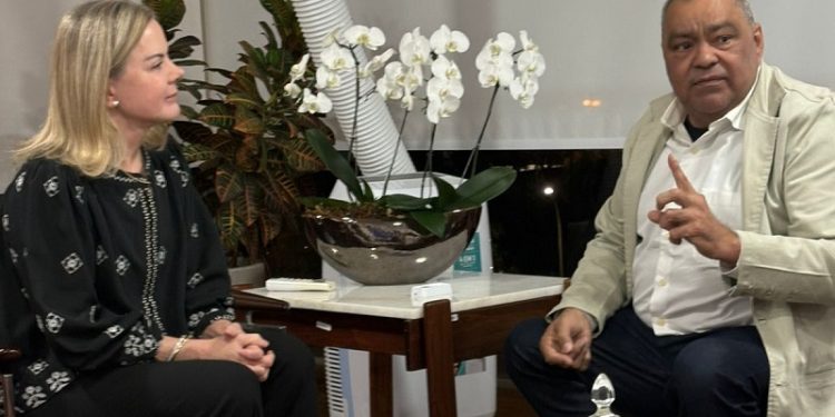 Gleisi Hoffmann recebe Mazinho Serafim em reunião sobre emendas para o Acre