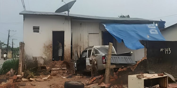“Eles só desceram do carro e me pediram desculpa”: família vive momentos de pânico após caminhonete invadir casa no bairro Cadeia Velha