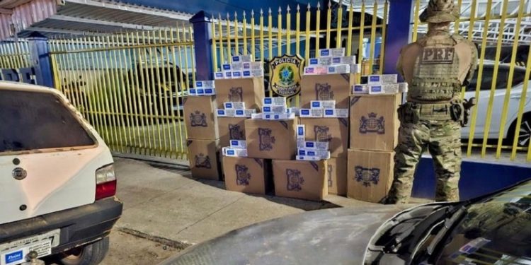 No Acre, mais de 8 mil maços de cigarros contrabandeados são apreendidos na BR-317