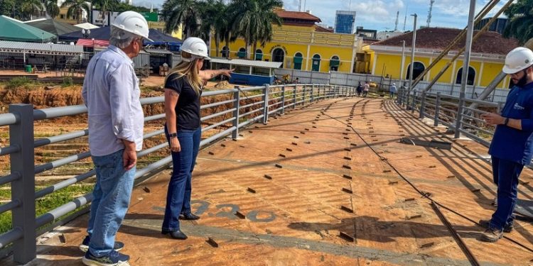 Obra na Passarela Joaquim Macedo reforça pilar e mira segurança de quem passa pelo centro