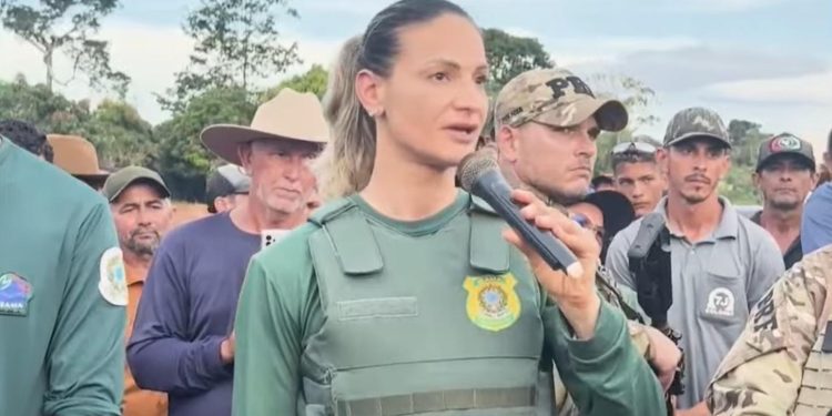 Assentados bloqueiam BR-364 em protesto contra operação do Ibama