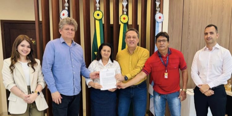 Mediação do TCE viabiliza entrega de caminhonetes para fortalecimento do cooperativismo no Acre