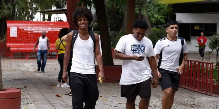 Enem 2025: prazo para pedir isenção da taxa acaba nesta sexta