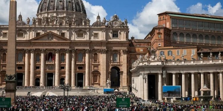 Vaticano registra fumaça branca; novo papa é eleito