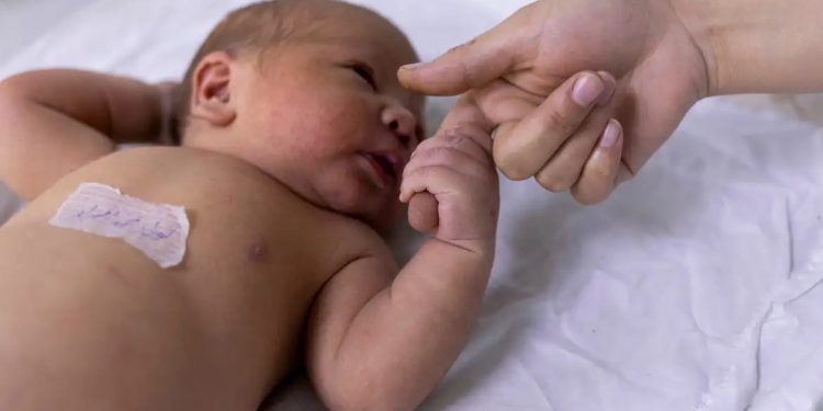 Acre lidera nascimentos de mães adolescentes enquanto Brasil registra menor número de bebês em quase 50 anos