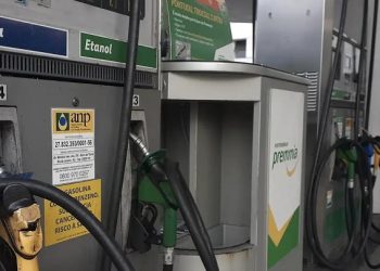 Petrobras anuncia redução de 5,6% no preço da gasolina para distribuidoras a partir desta terça-feira