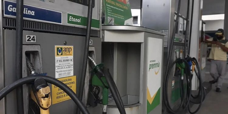 Petrobras anuncia redução de 5,6% no preço da gasolina para distribuidoras a partir desta terça-feira