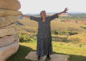 A querida Célia Pedrina, acreana de coração, mostra com deleite a sua morada atual: São Tomé das Letras, em Minas Gerais