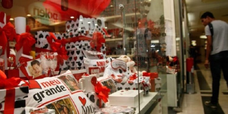 Maioria dos consumidores deve gastar até R$ 300 no Dia dos Namorados, segundo pesquisa