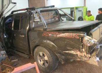 Caminhonete perde o controle e atinge comércios e veículos em frente ao Parque Ipê, em Rio Branco