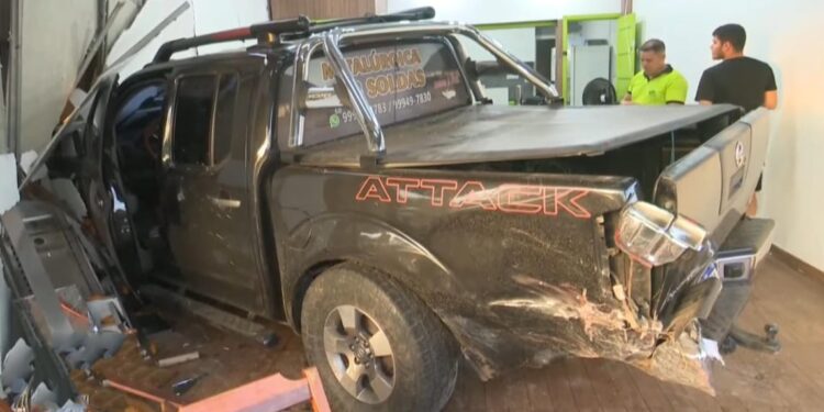 Caminhonete perde o controle e atinge comércios e veículos em frente ao Parque Ipê, em Rio Branco