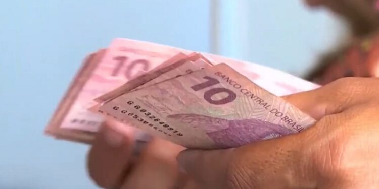 Acre tem mais pessoas recebendo Bolsa Família do que trabalhadores com carteira assinada