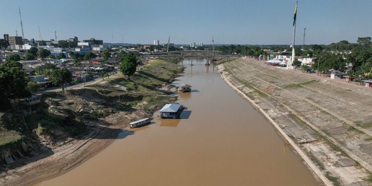 Defesa Civil alerta para risco de falta d’água nas periferias com queda no nível do Rio Acre