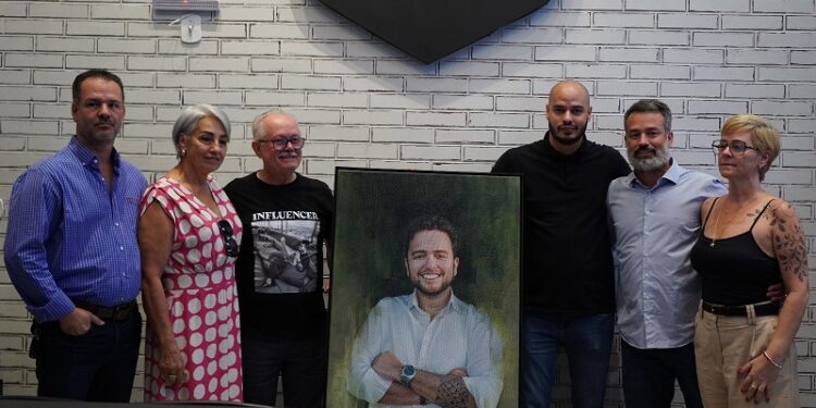 Rodrigo Pires é homenageado em barbearia que ajudou a fundar seis meses após falecimento